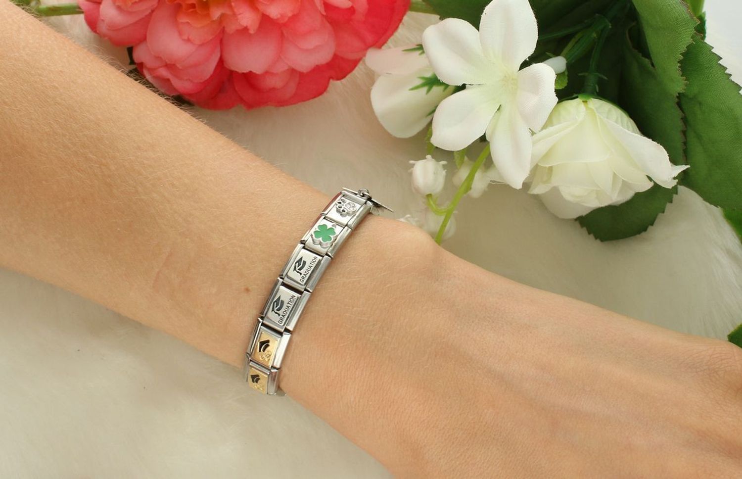 Charms Nomination Composable 03028427 z motywem dyplomu i czapki absolwenta. Zdobiony 18K złotem..jpg